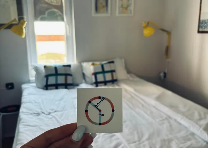 The Clock House בית נופש *